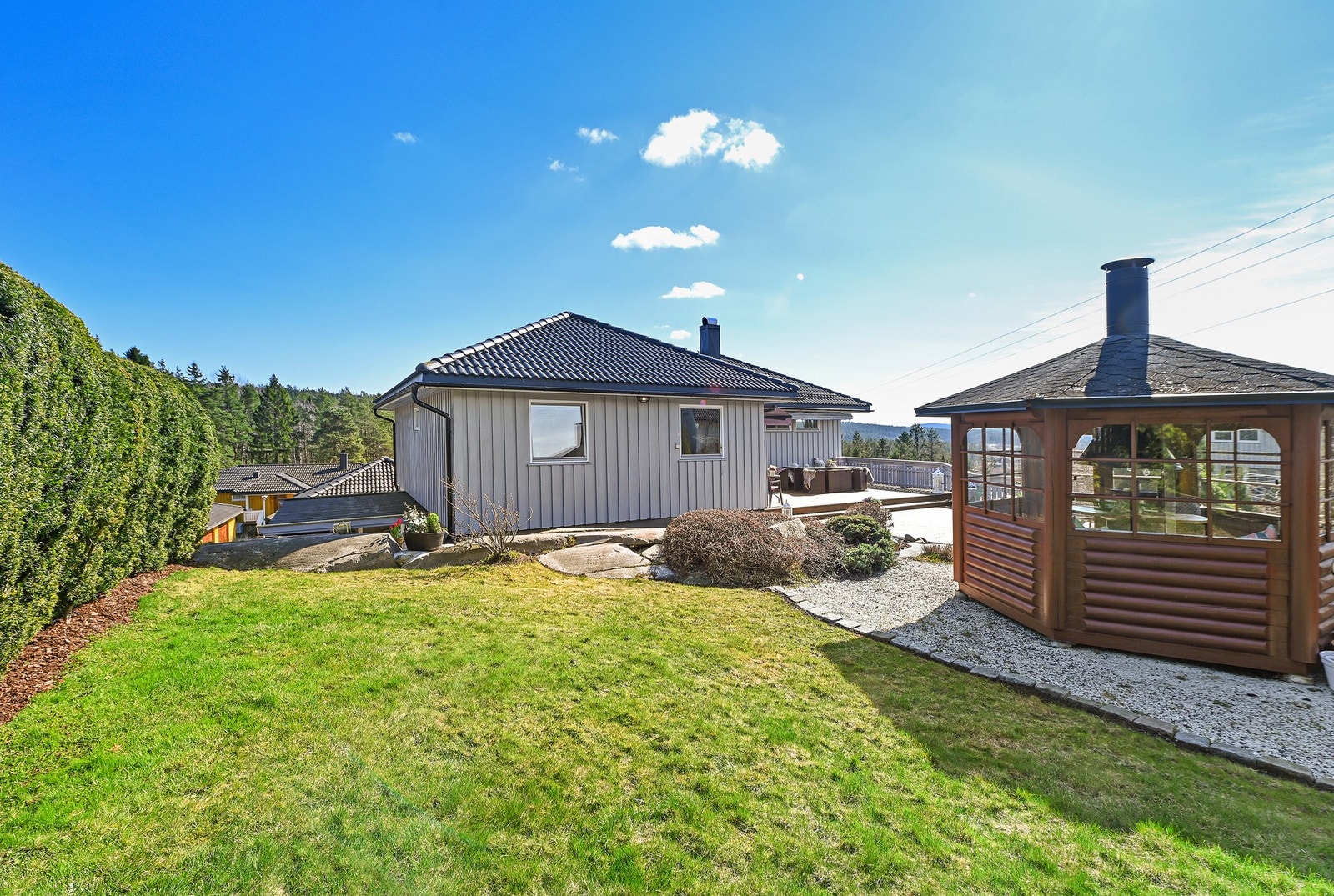 Taket ble lagt om for ca 10 år siden, og i hagen er det en flott grillhytte. Galleribilde
