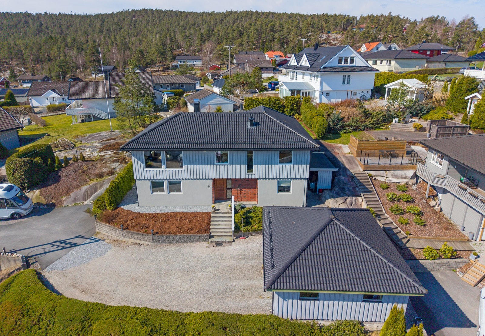 Eiendommen ligger høyt og solrikt, og har fint utsyn til nærområdene. Galleribilde