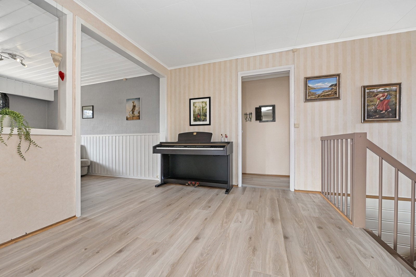 Ett av soverommene i 2. etasje er åpnet mot stuen, og benyttes som TV-stue. Galleribilde