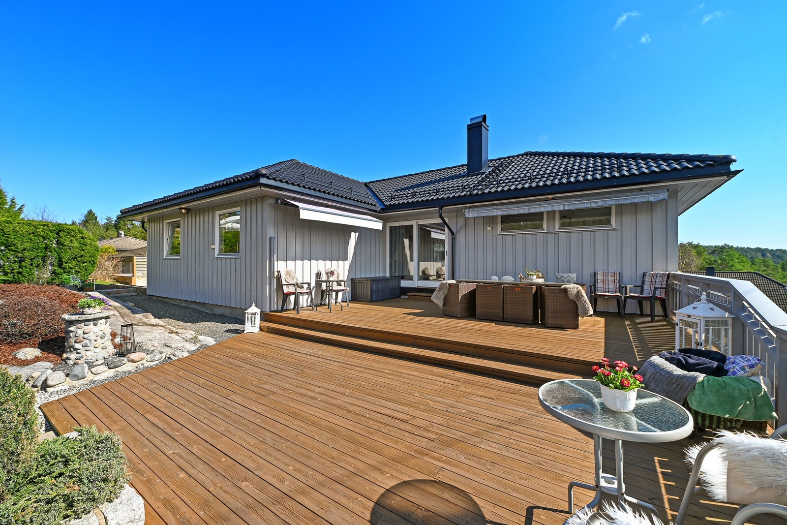 Stor og solrik terrasse bak huset. Galleribilde