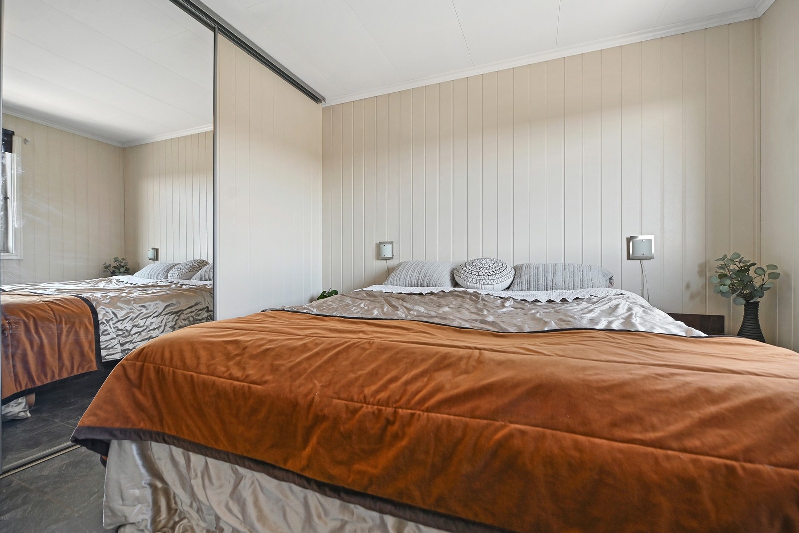 Skyvedørsgarderobe langs den ene veggen på soverommet. Galleribilde