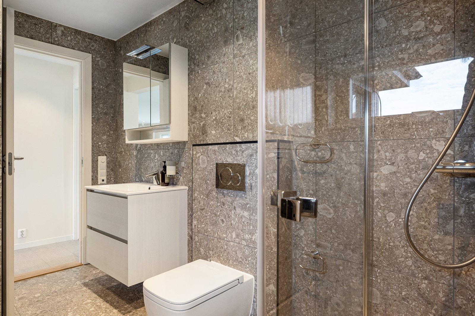 I tilknytning mellomgang ved trappen finner du dette badet. Galleribilde