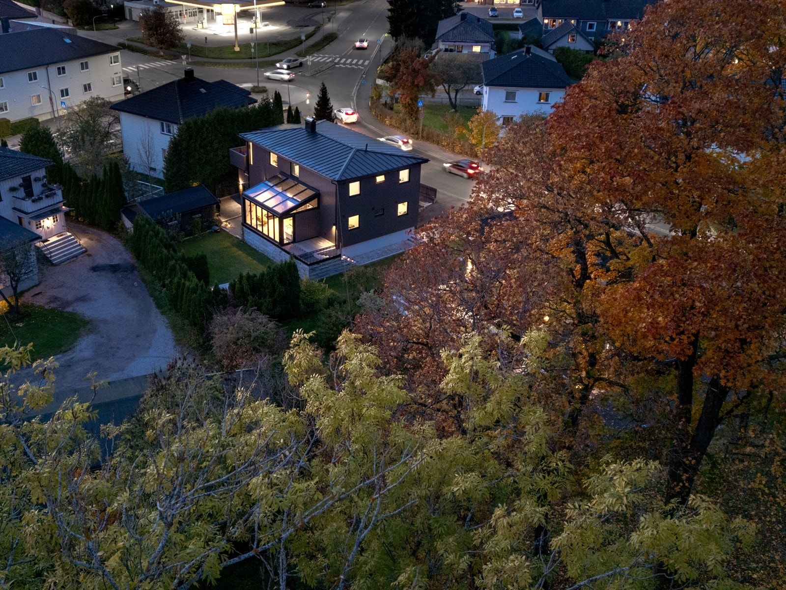 Nordvik Fredrikstad og Hvaler Kniple/Christianslund - Fullrenovert familiebolig nær sentrum med 3 kjøkken, 4 bad og 7 soverom. Vakker hage, garasje, og vinterhage.