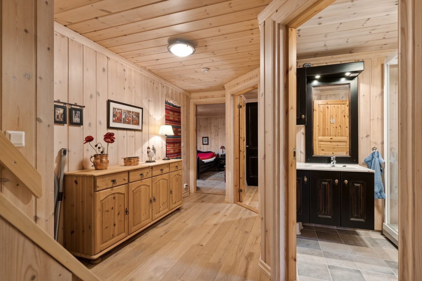 Gang med trapp opp til loftsetasje. Galleribilde