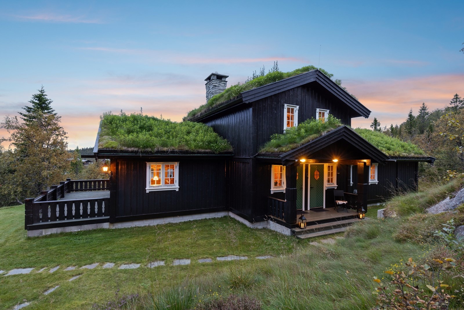 Hytta er omkranset av natur på alle kanter. Her er et vell av turmuligheter sommer som vinter. Galleribilde