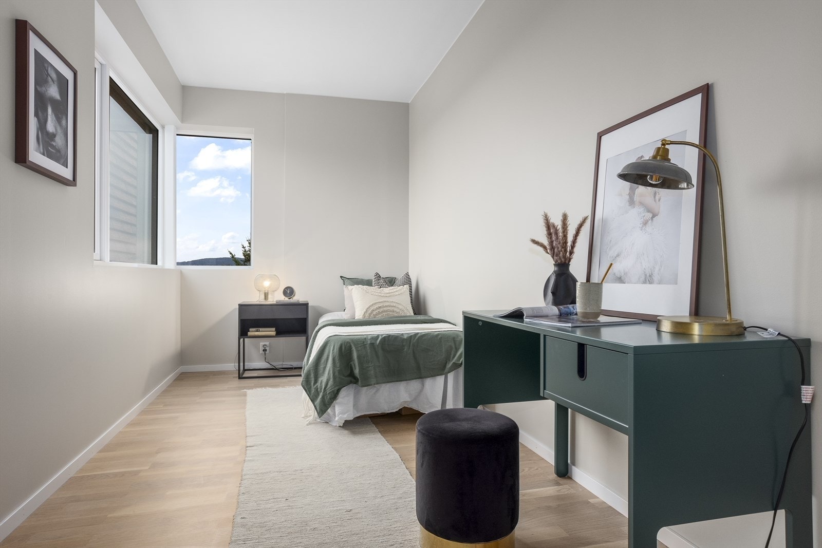 Videre fra kjøkkenet får du et romslig soverom på 9,6 m² med god plass til seng, hjemmekontor og garderobeløsninger. Galleribilde