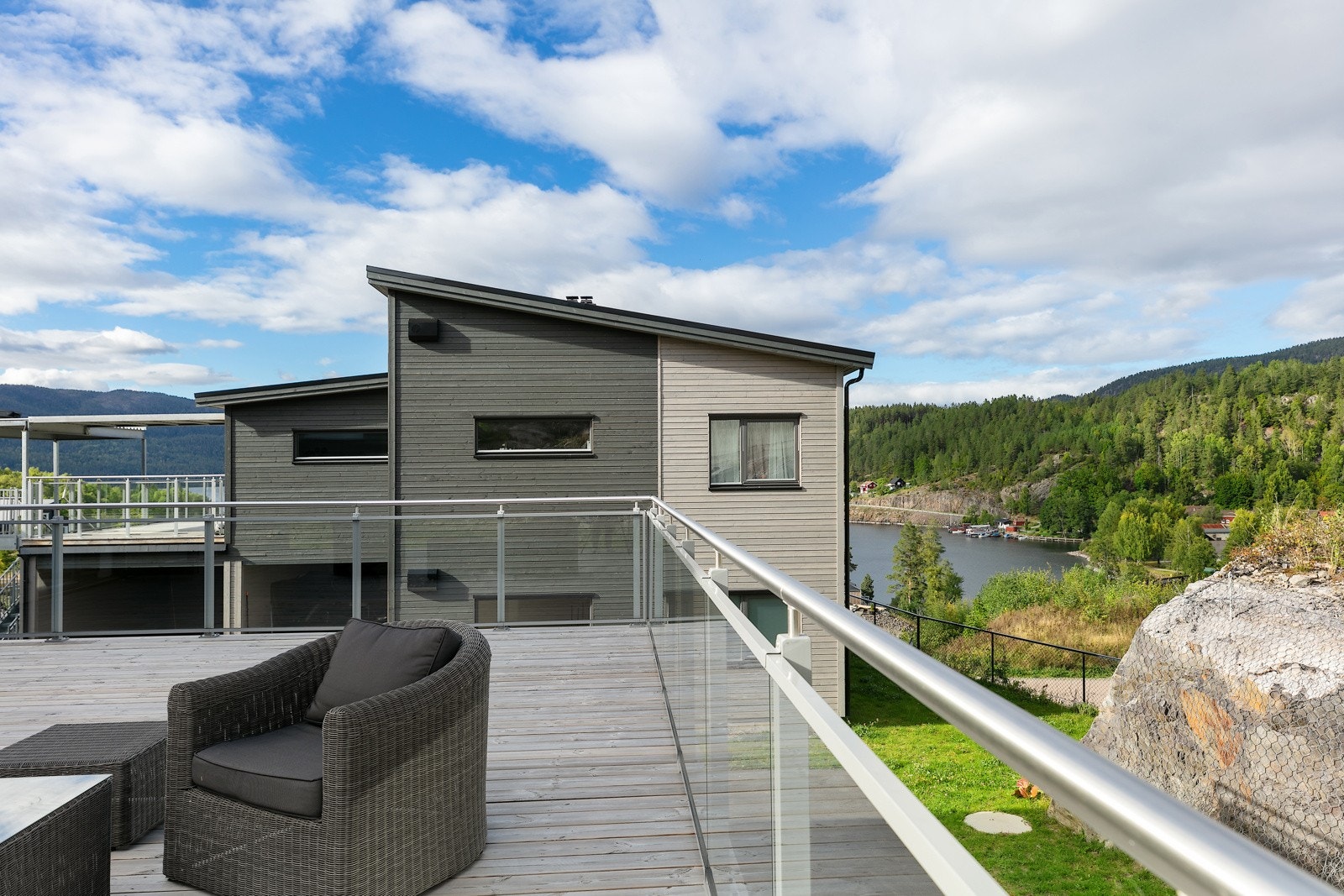 Utsikt over Eikeren samt en romslig terrasse på 50 kvm med gode solforhold. Galleribilde