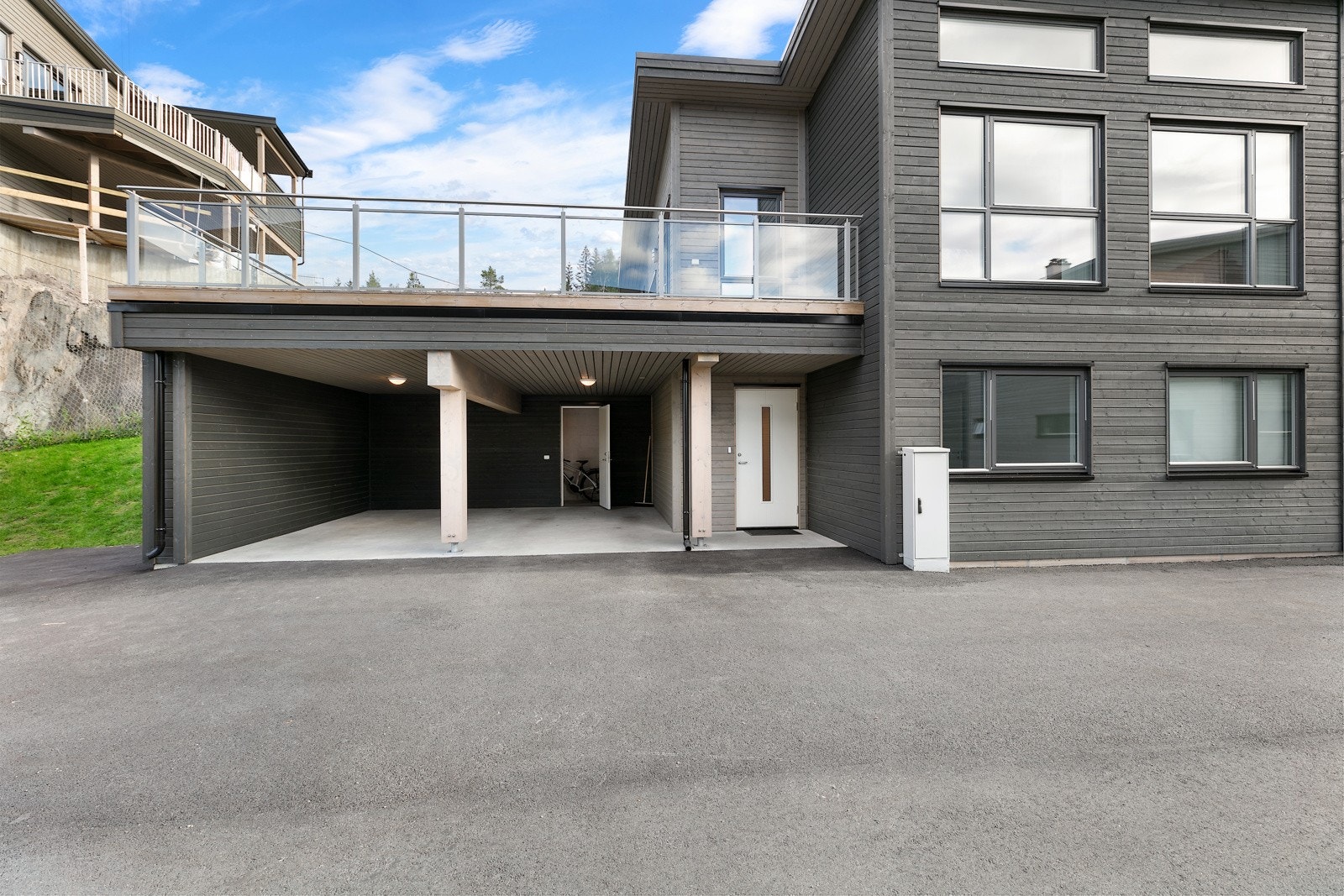 Romslig gårdsplass og parkering i garasje med lader for el-bil Galleribilde