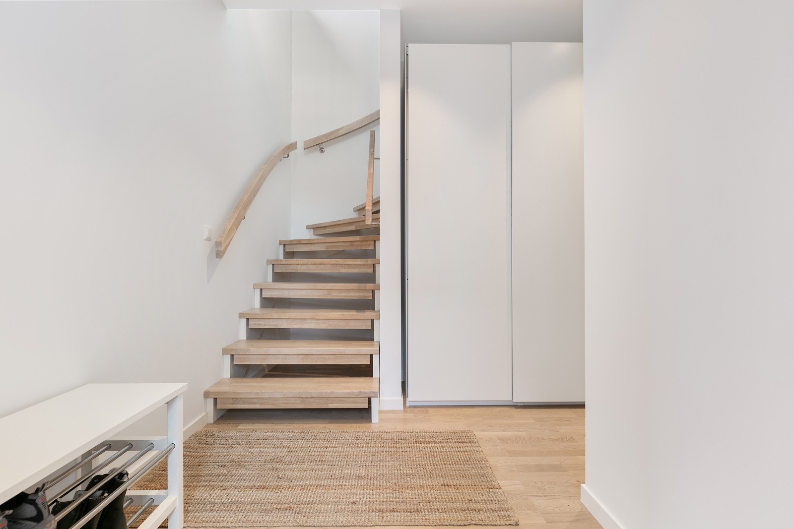 Entré med god plass til oppbevaring av jakker og sko. Galleribilde