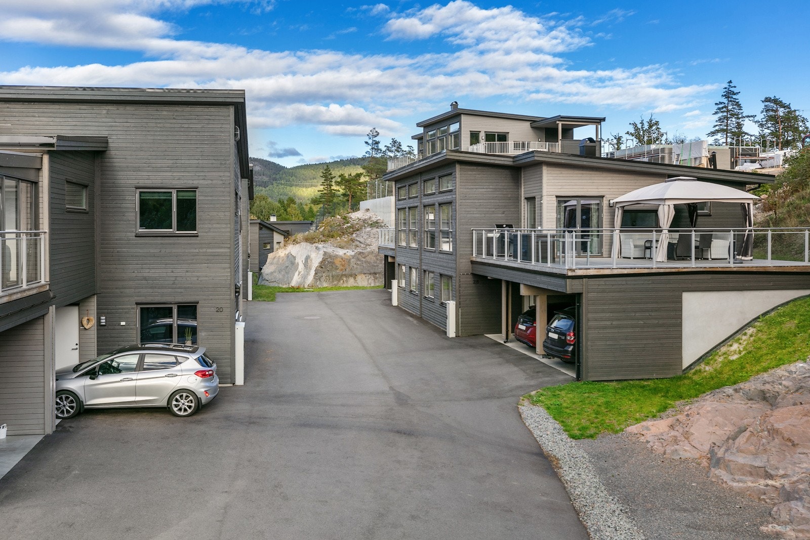 Kun få minutters gange til sentrum av Eidsfoss med landhandler, og kun to minutter å gå til flott badestrand om sommeren. Galleribilde