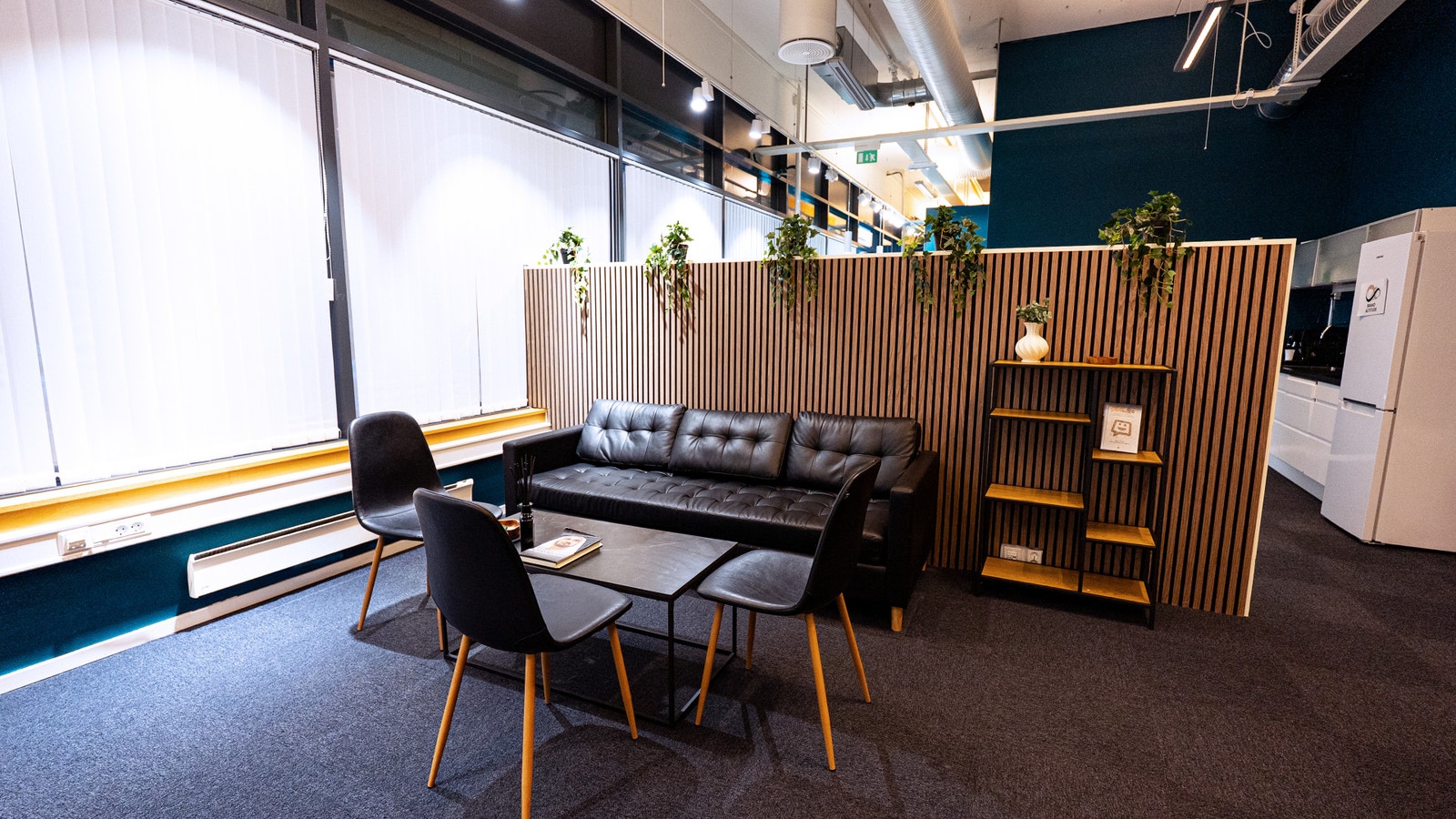 Hyggelig lounge-/møtesone med sittegruppe, perfekt for uformelle møter eller pauser Galleribilde