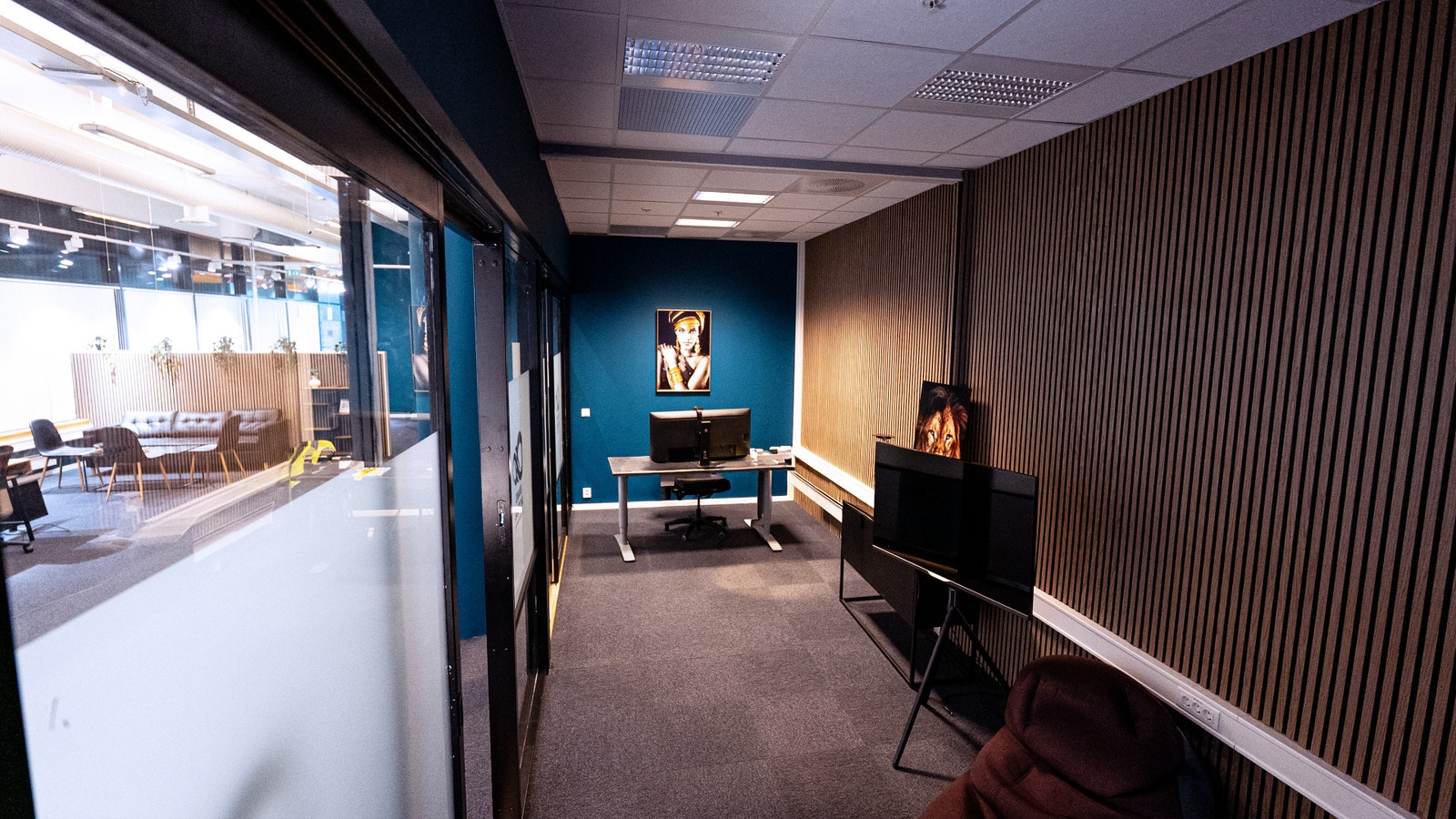 Separat kontor/møterom med glassvegger og god skjerming. Perfekt som lederkontor, stillerom eller møterom Galleribilde
