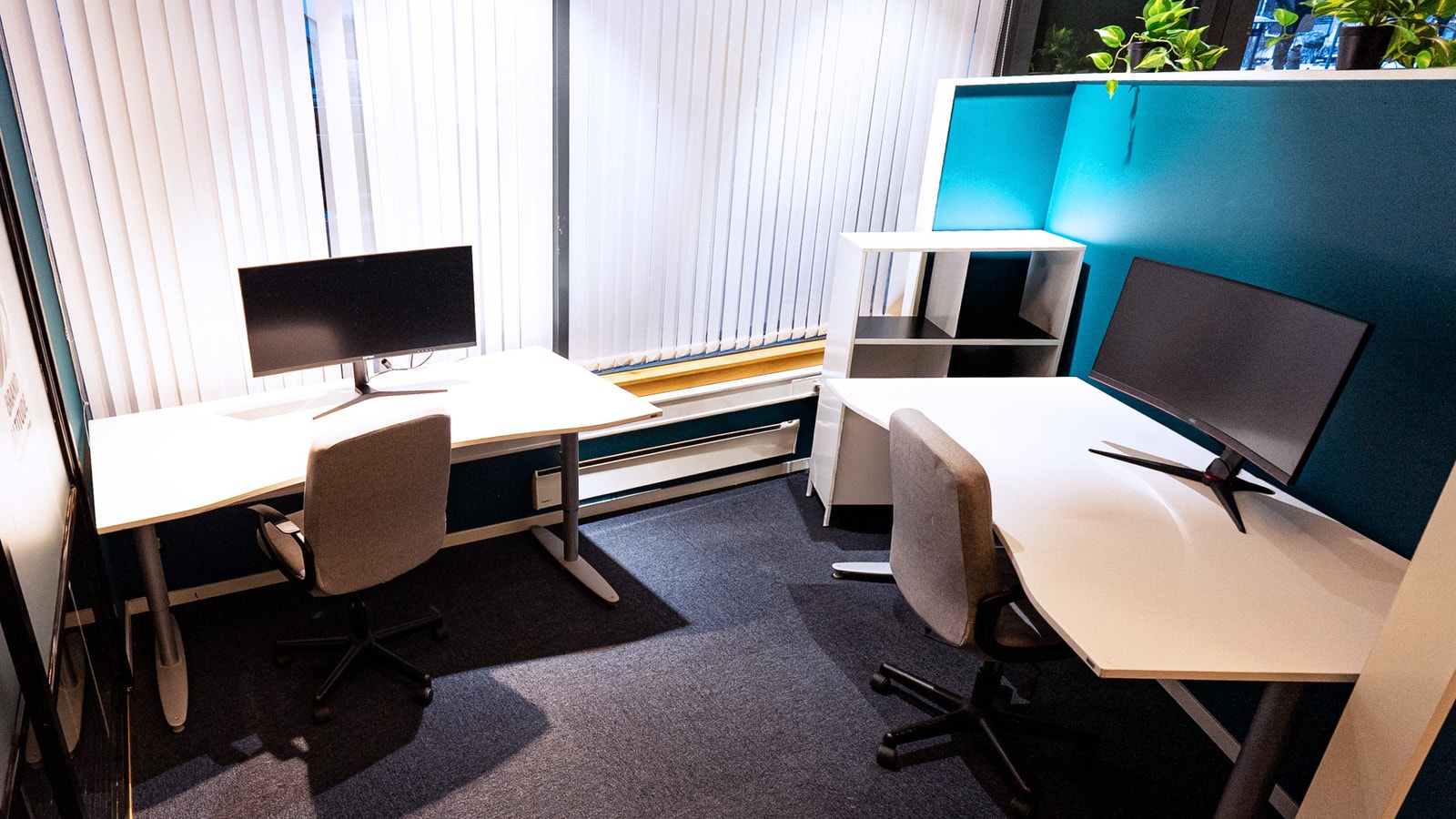 Eget kontor med plass til to arbeidsstasjoner. Store vindusflater gir godt lysinnslipp og en behagelig arbeidsatmosfære Galleribilde