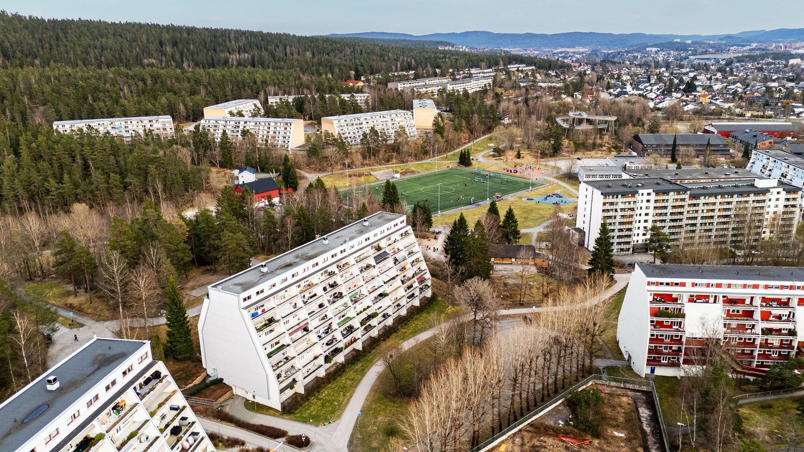 Leiligheten har en skjermet beliggenhet, samtidig som det er god kommunikasjon til Oslo sentrum. Galleribilde