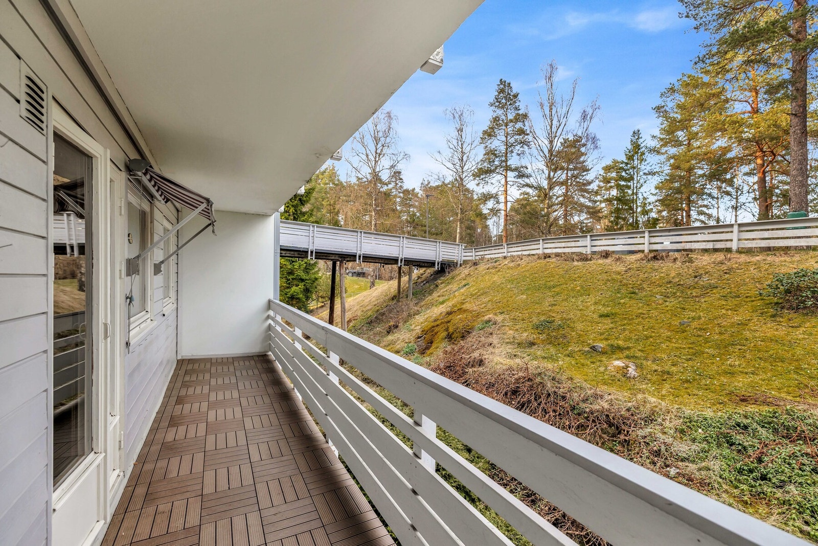 Det er uteplasser på begge sider av boligen. Terrassen utenfor kjøkkenet vender mot øst, og er målt til ca. 9,3 kvm. Galleribilde