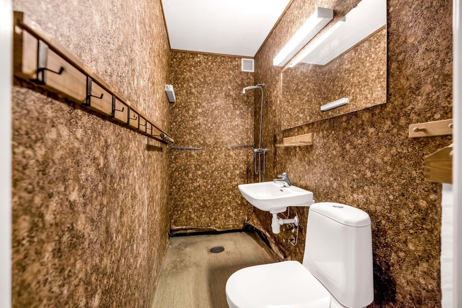 Baderommene har standard fra byggeårene og det er påkrevet med renovering. Det er fuktskader fra det ene baderommet, som har spredd seg til tilstøtende rom. Galleribilde