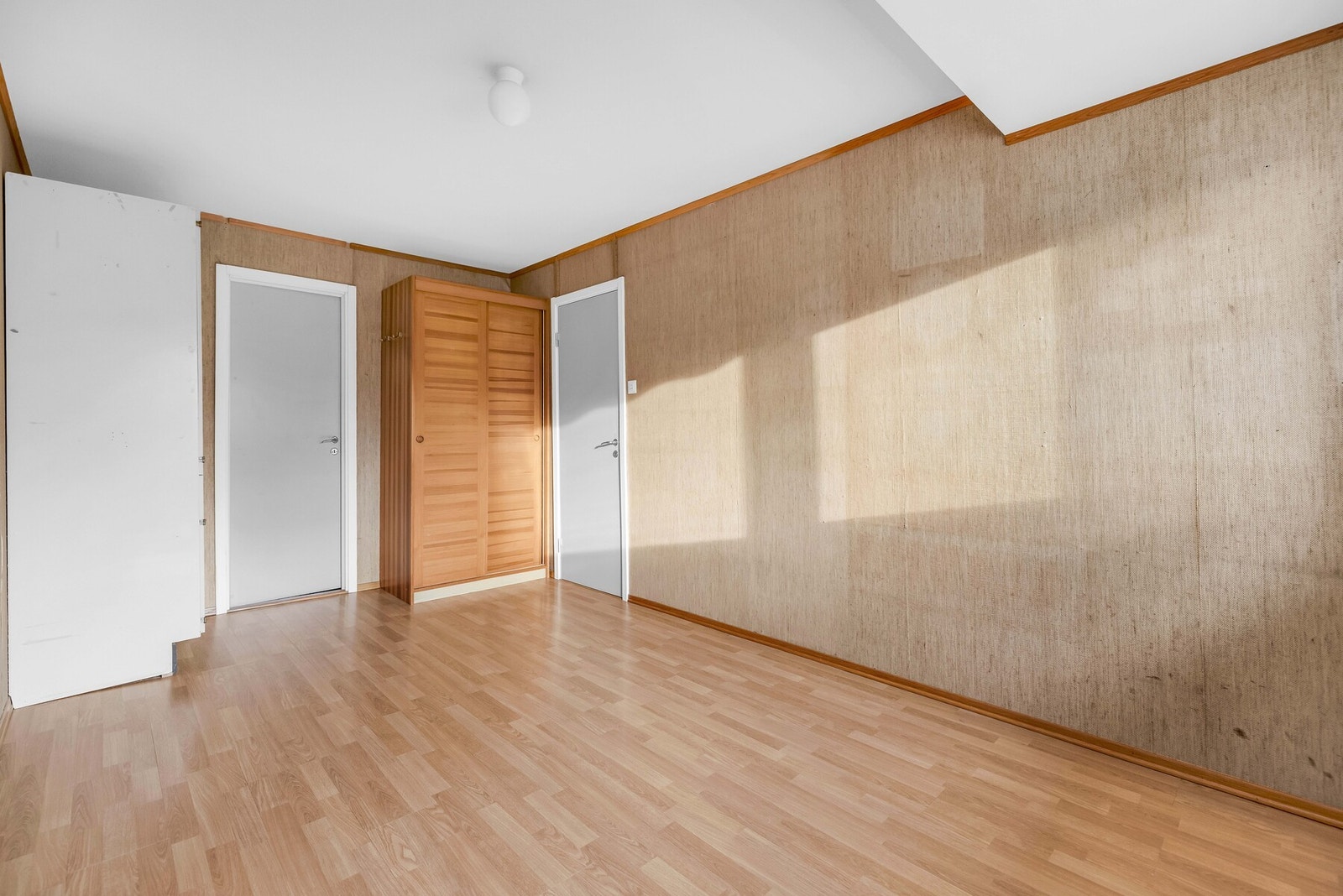 En skjermet beliggenhet og god størrelse på rommene legger til rette for å skape en bolig hvor man kan bo og trives lenge. Galleribilde