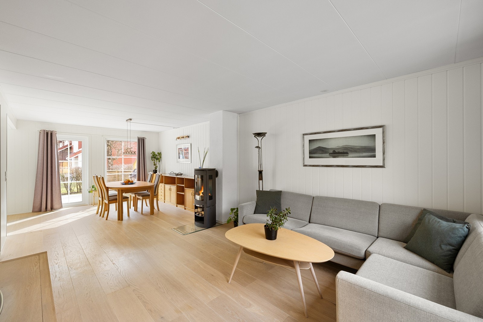 Rommet er lettmøblert med god plass til både sofagruppe og medieinnredning Galleribilde