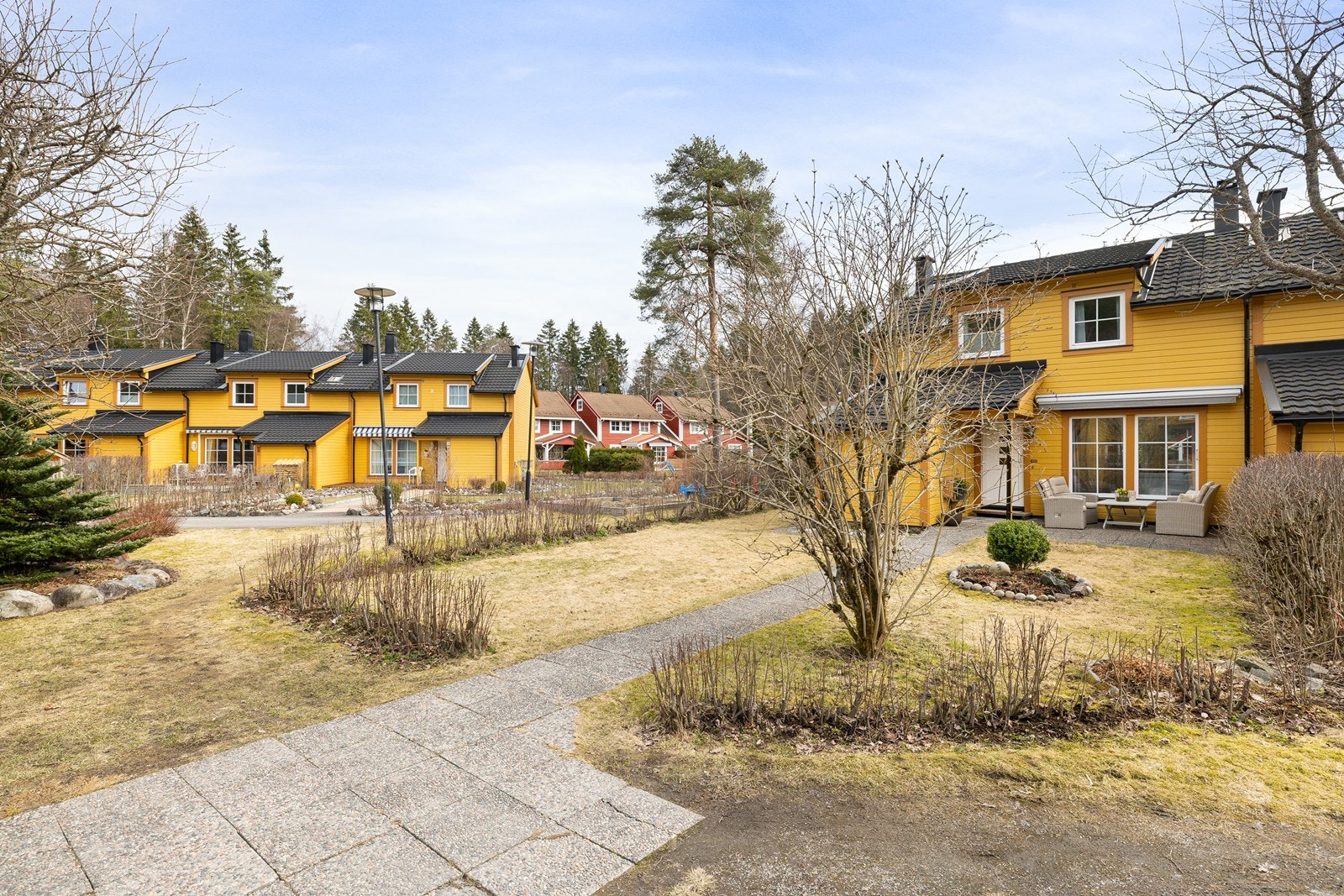 Rett utenfor boligen ligger et veletablert tun med store og nye lekeplasser samt flotte fellesarealer. Galleribilde