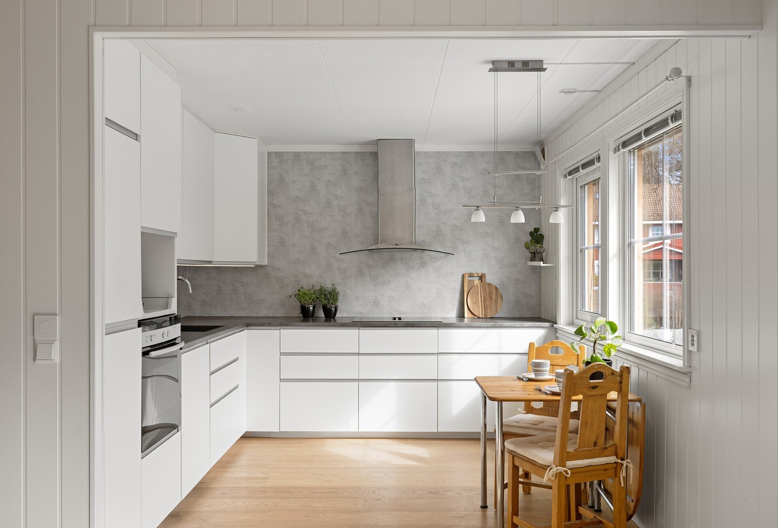 Moderne kjøkken med åpen løsning og naturlig plass til spisebord! Galleribilde