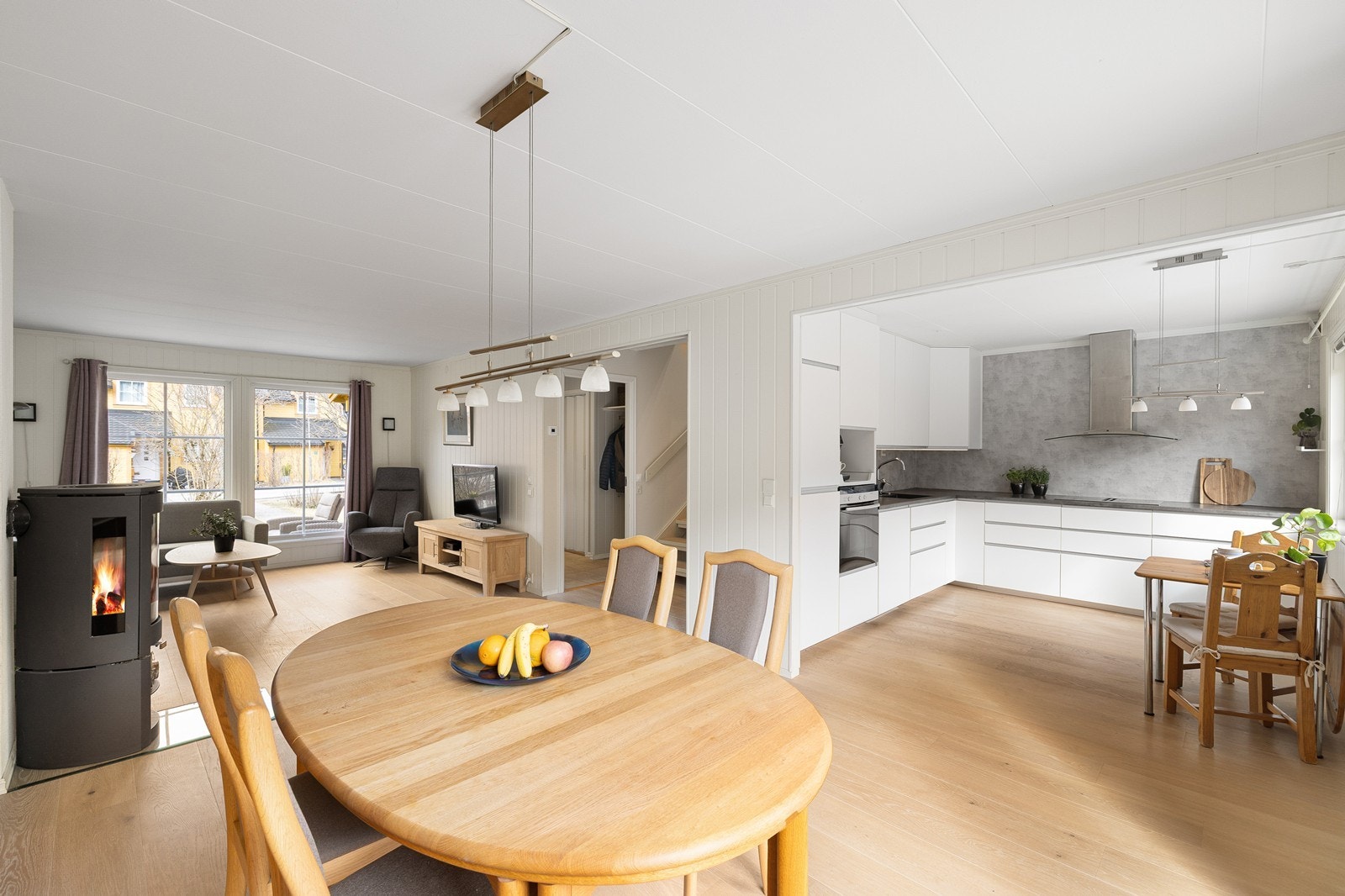 Spisegruppen får en naturlig plassering i tilknytning til både stuen og kjøkkenet. Galleribilde