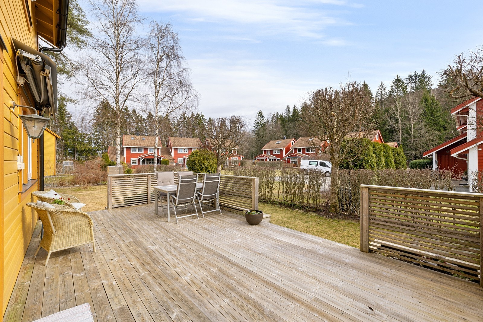 En solrik, skjermet markterrasse på ca. 29 m² som videre leder ut til hagen. Galleribilde