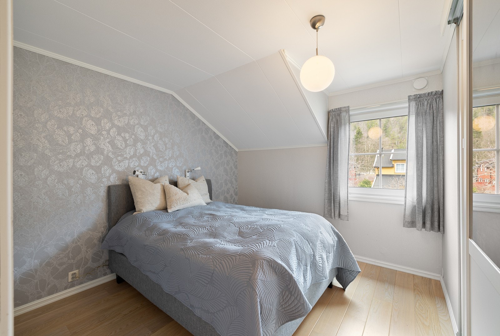 Hovedsoverommet er holdt i lyse, nøytrale farger med en pen tapet og den lekre 1-stavs parketten på gulv. Rommet har en skyvedørsgarderobe som gir rikelig med lagringsplass. Galleribilde