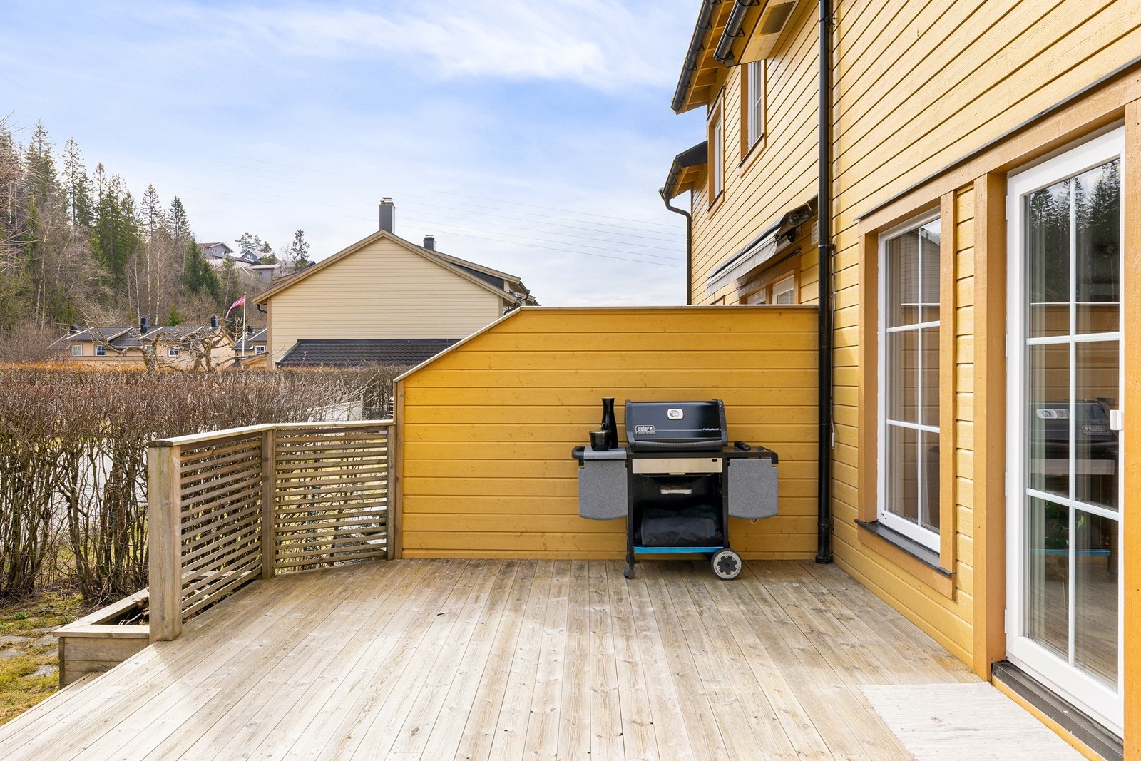 Den store og solrike markterrassen blir som en naturlig forlengelse av stuen på sommerhalvåret! Galleribilde