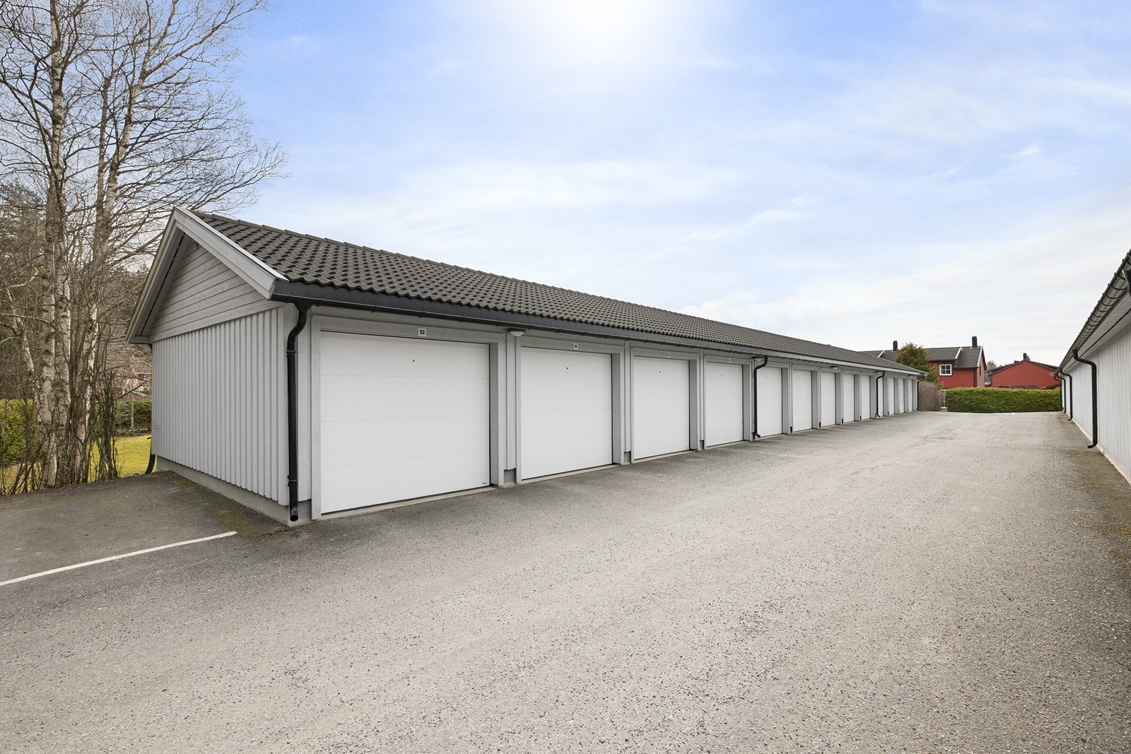 Garasjeplass i garasjerekke på ca. 17 m² plassert på borettslagets fellestomt. Garasjen har en hems med et gulvareal på ca. 9 m². Galleribilde