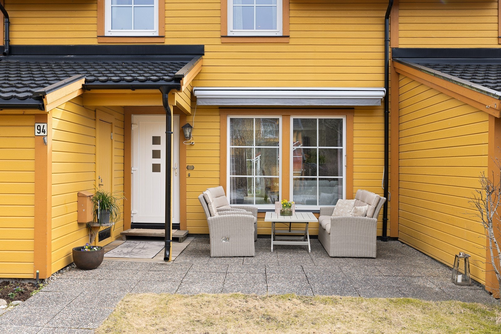 Boligen ønsker deg velkommen via et pent, steinbelagt adkomstparti på ca. 20 m² Galleribilde
