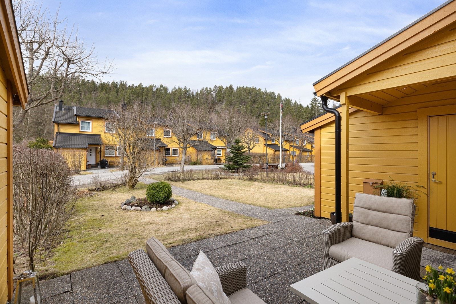 Inngangspartiet er både lunt og hyggelig, med en praktisk utvendig bod på 7 m² like ved døren - perfekt for sportsutstyr og sesongvarer. Galleribilde
