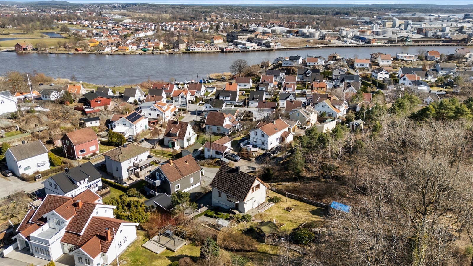 Beliggenheten gir nærhet til Glomma og sentrum. Fredrikstad stasjon er kun 5 minutter unna. Galleribilde