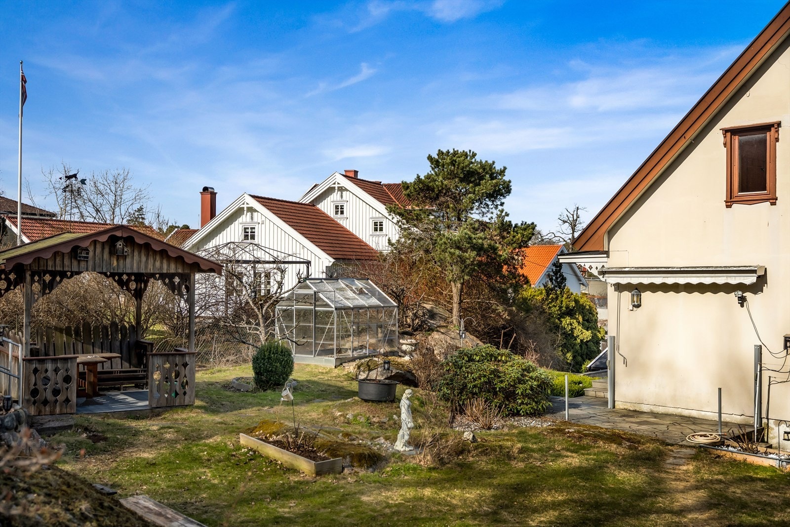 Her er det god plass for både lek og rekreasjon i hagen. Galleribilde