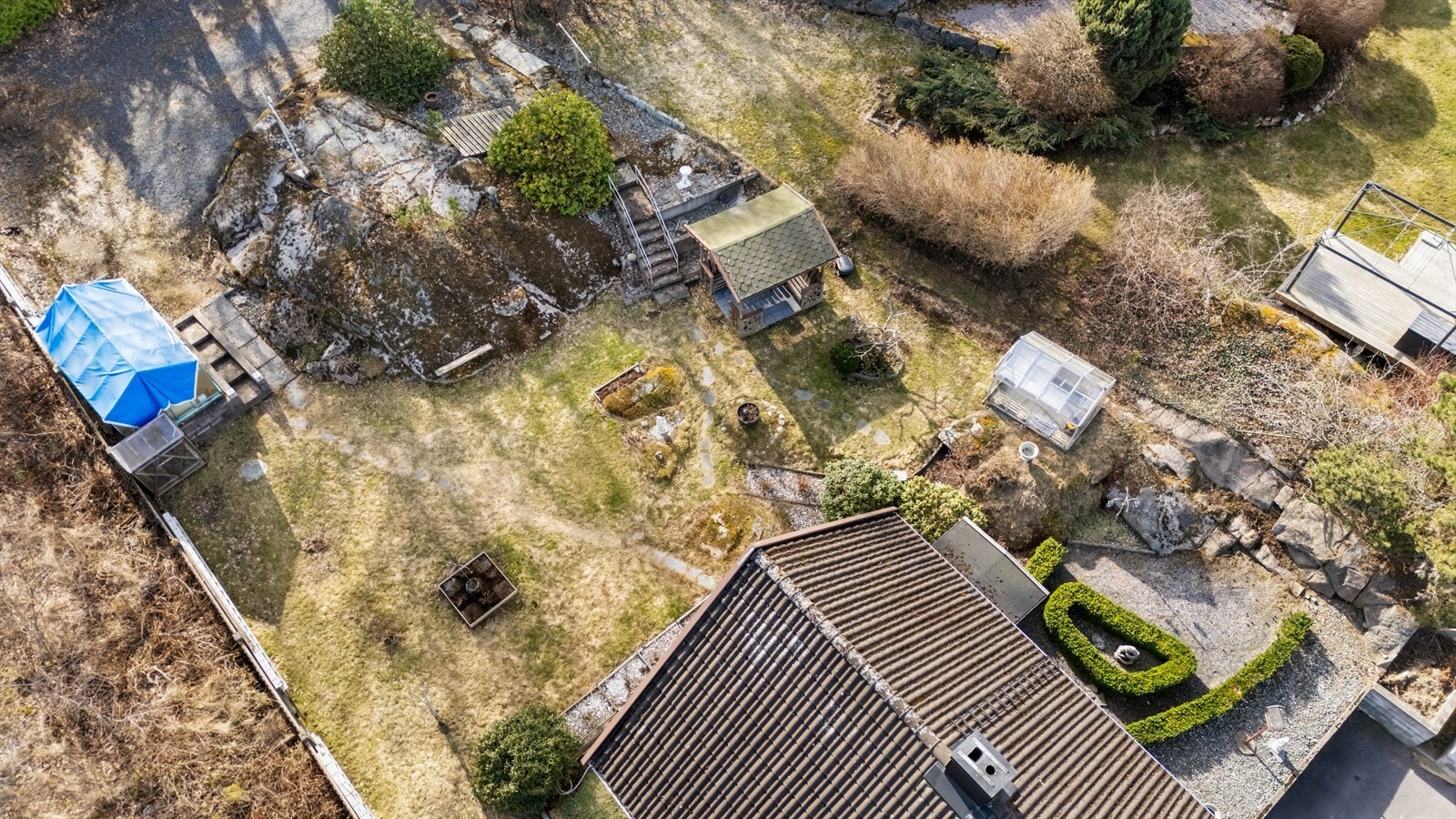 Tomten er godt utnyttet med både hage, lysthus og drivhus. Galleribilde