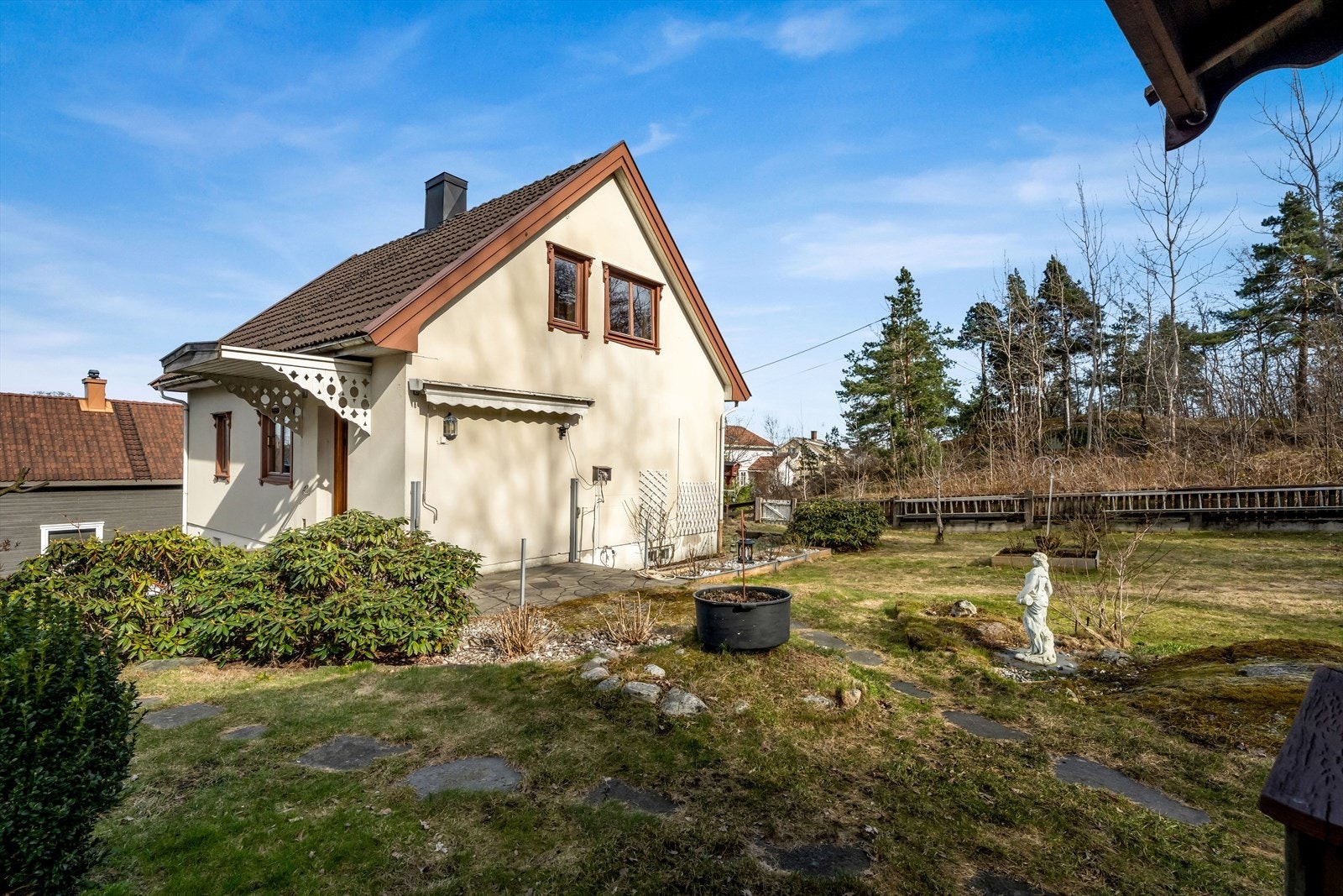 Enebolig fra 1949 med pusset og malt murfasade. Taket er tekket med betongstein. Galleribilde