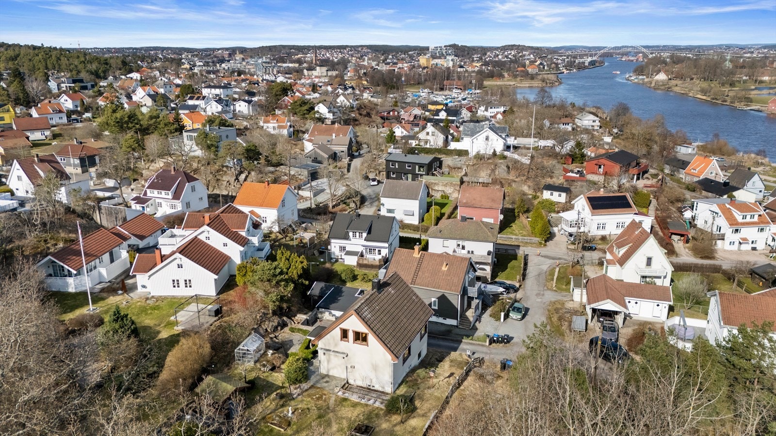 Fra eiendommen er det kort vei til servicetilbud som Værstetorvet og Torvbyen kjøpesenter, begge 5 minutter unna. Galleribilde