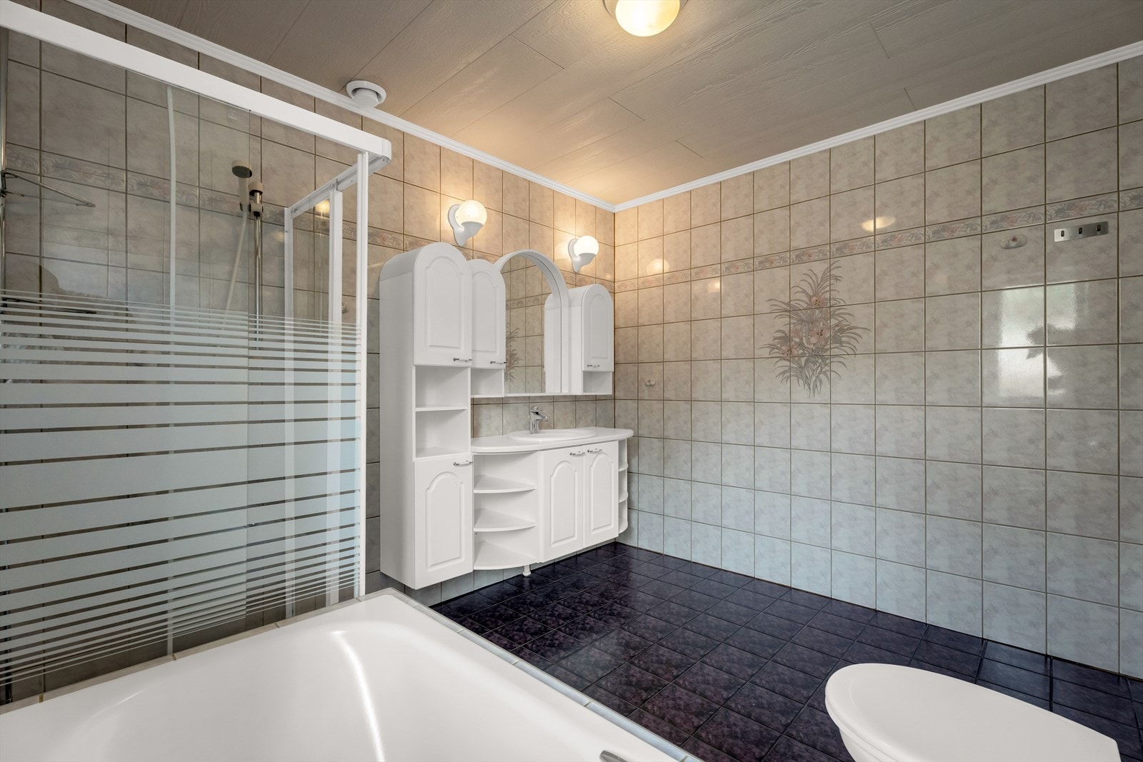 En helhetlig løsning med toalett, badekar og dusj for god komfort. Galleribilde