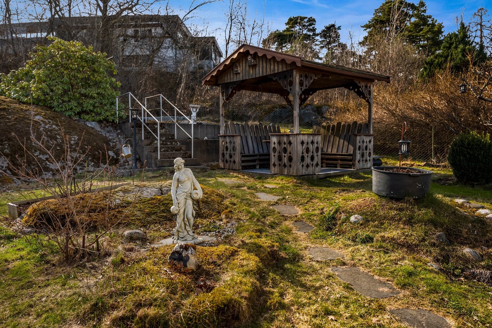 Hagen er en blanding av naturtomt og opparbeidede soner med beplantning. Galleribilde
