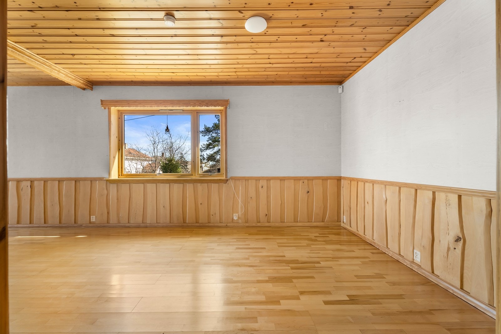Rommet har malte trevinduer med 2-lags glass som slipper inn dagslys. Galleribilde