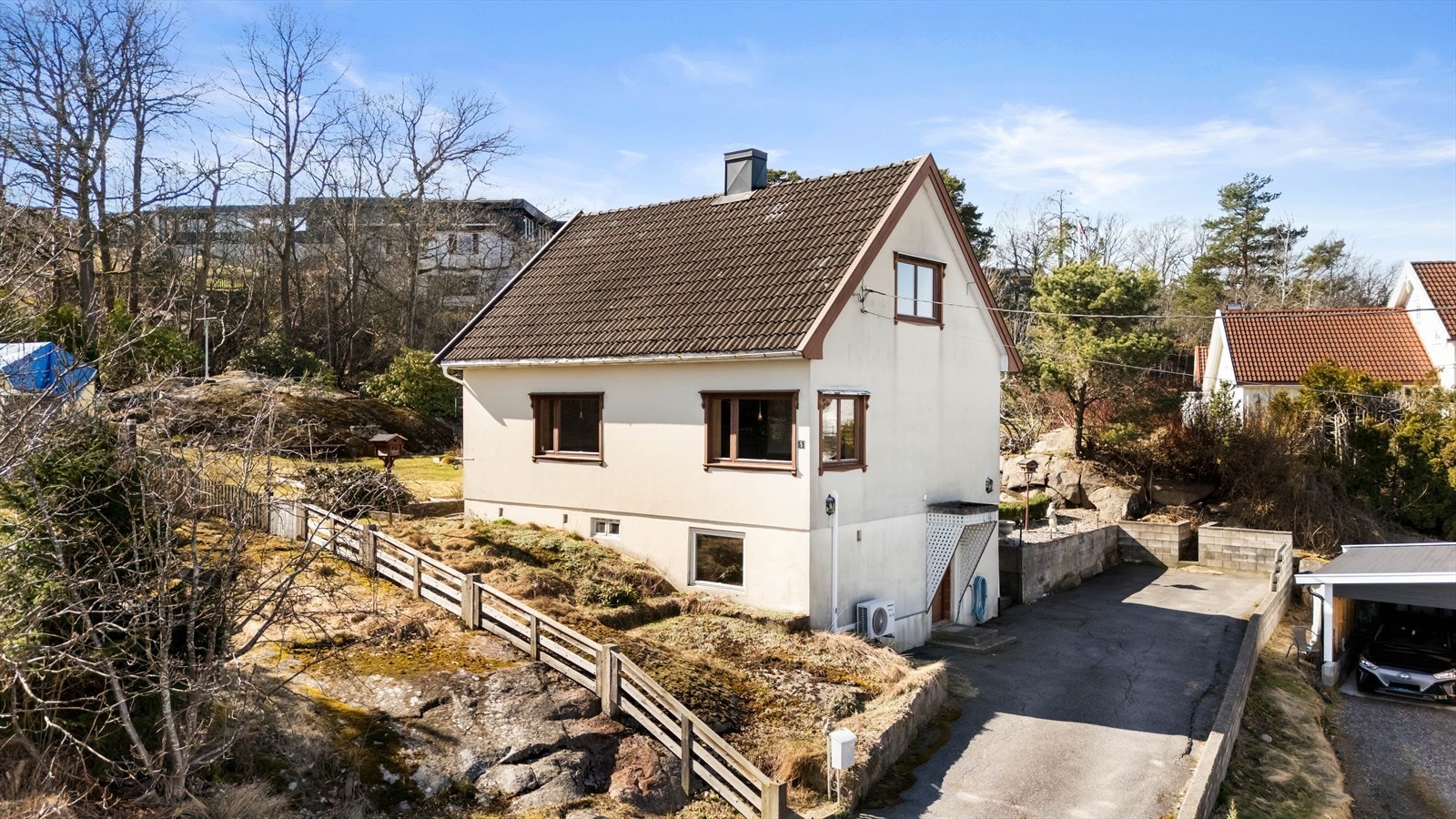 Stor tomt på oversiden av huset. Galleribilde