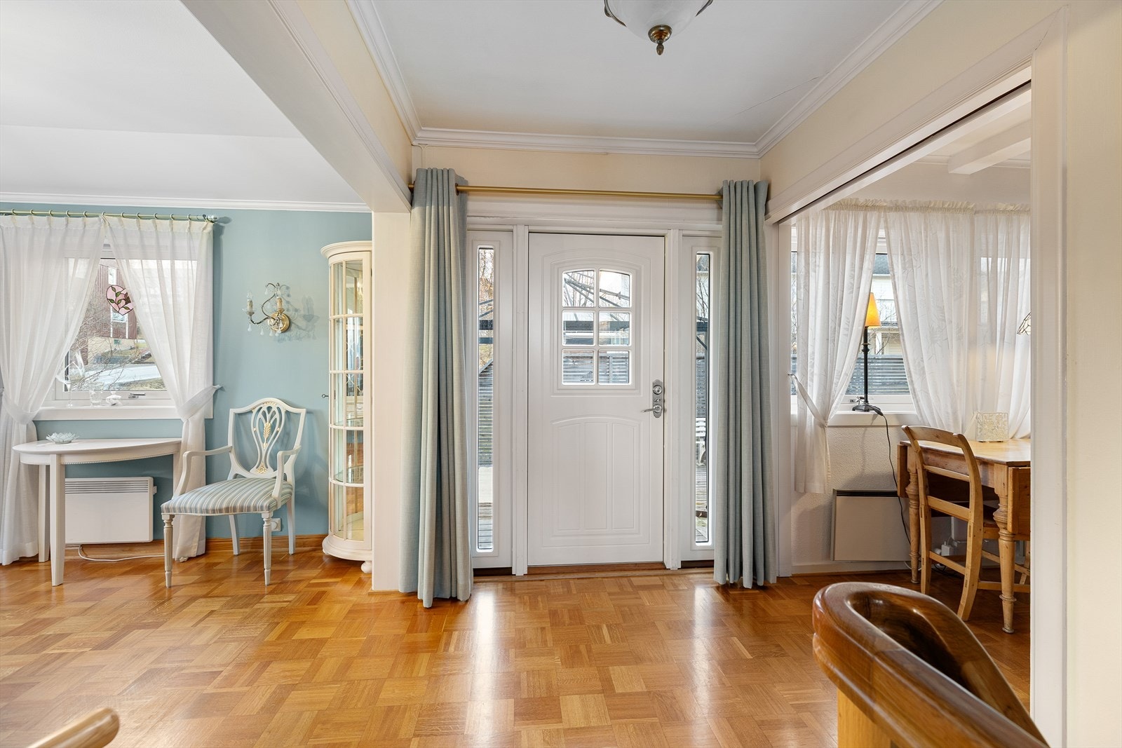 Boligen har inngang på begge plan. Platting på mark mot nord er på ca. 40m2 og har spilelevegg mot
nabo. Galleribilde