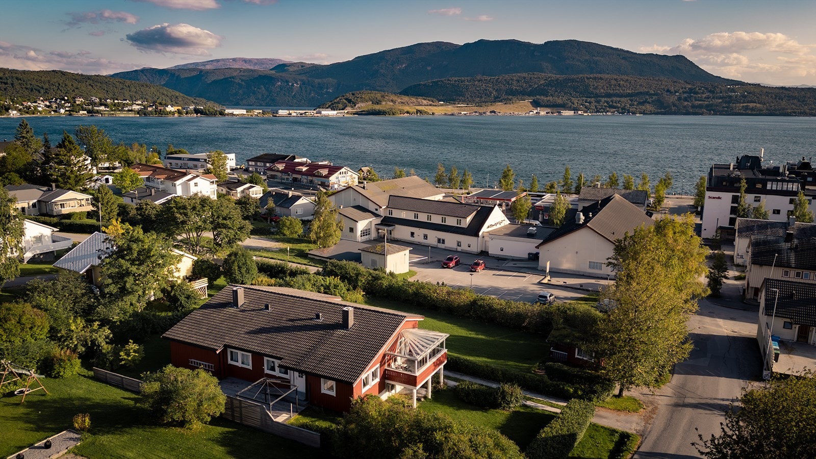 Eiendommen ligger i et etablert boligområde, ca. 100 meter fra sentrum med blant annet butikker, restauranter, treningssenter og helsetilbud. Ca. 450 meter til togstasjon. Galleribilde