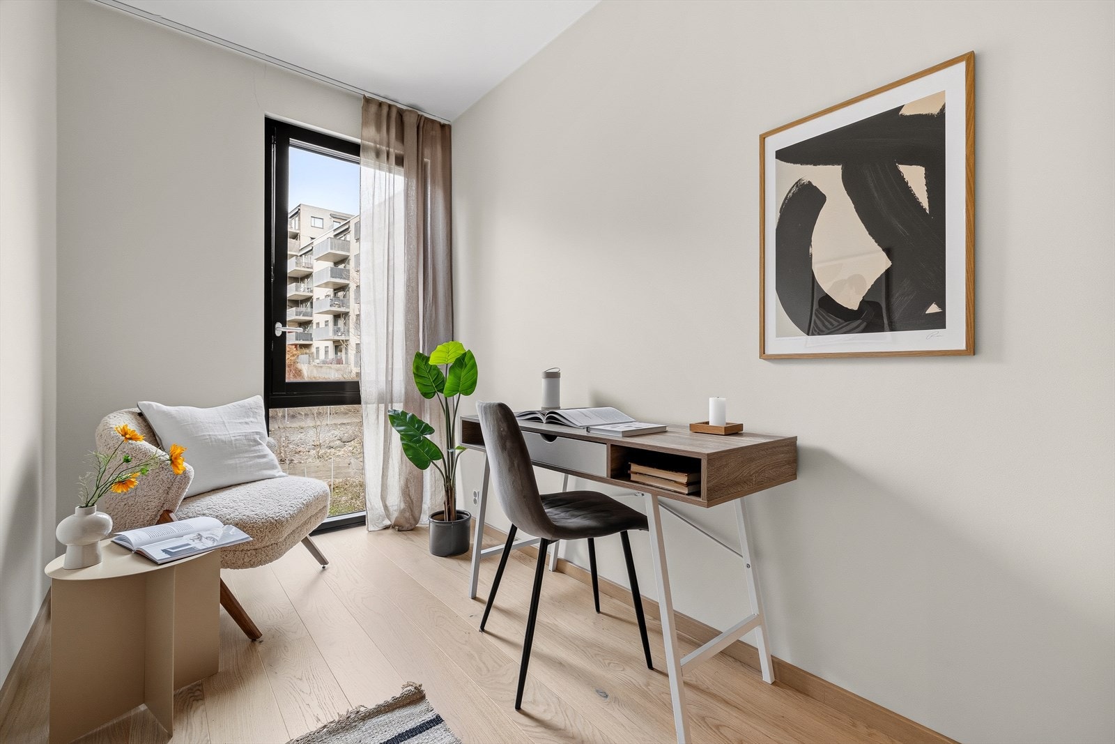 Soverom 3. Lekkert soverom med plass til seng, skrivepult og det en måtte ønske. Galleribilde