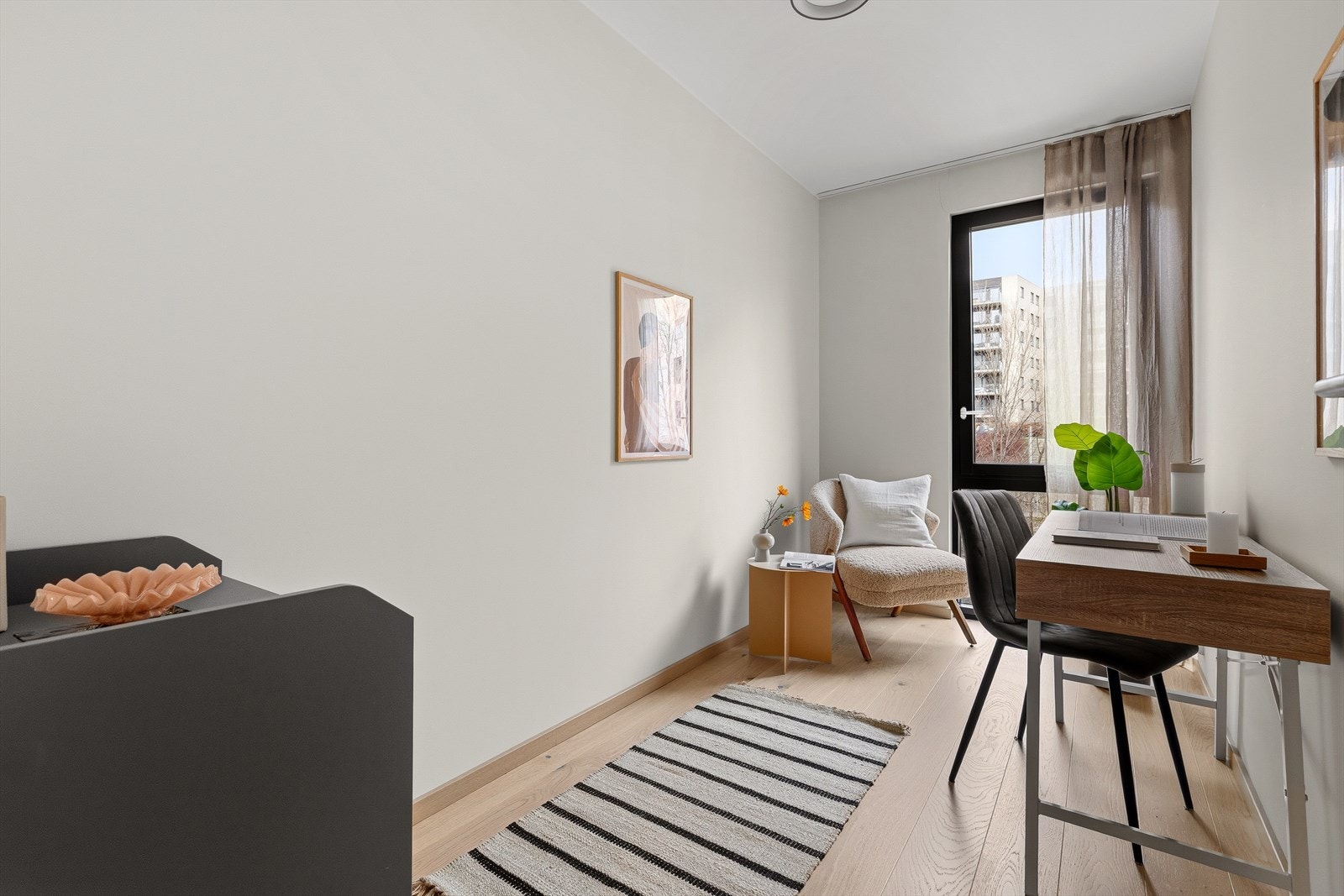 Rommene er innredet i en lun og moderne stil, med plass til både seng og arbeidsplass, og store vindusflater som skaper en åpen og trivelig atmosfære. Galleribilde