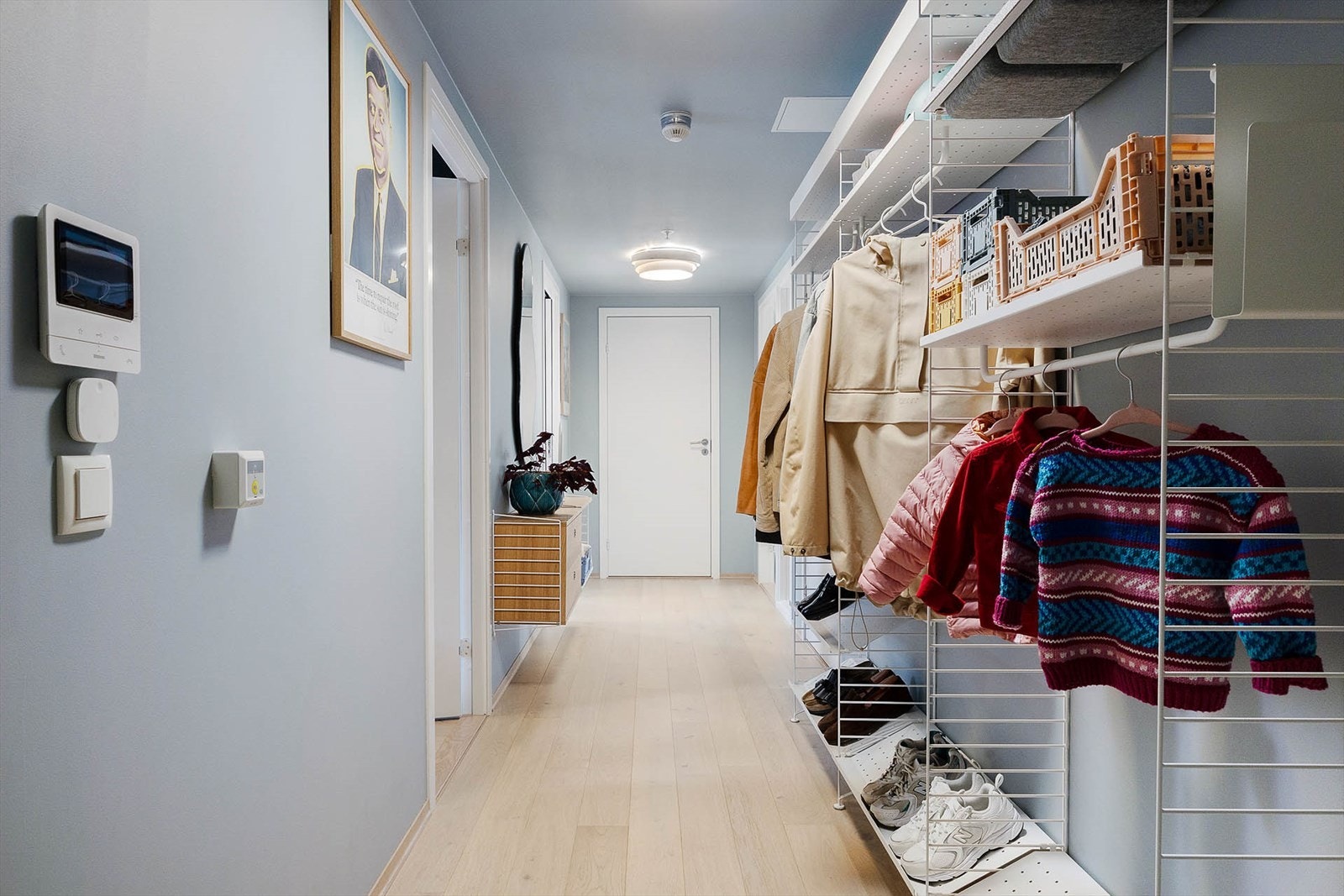 Overflatene fremstår moderne med enstavs parkett og lyse, malte vegger og tak som gir et godt førsteinntrykk. Galleribilde