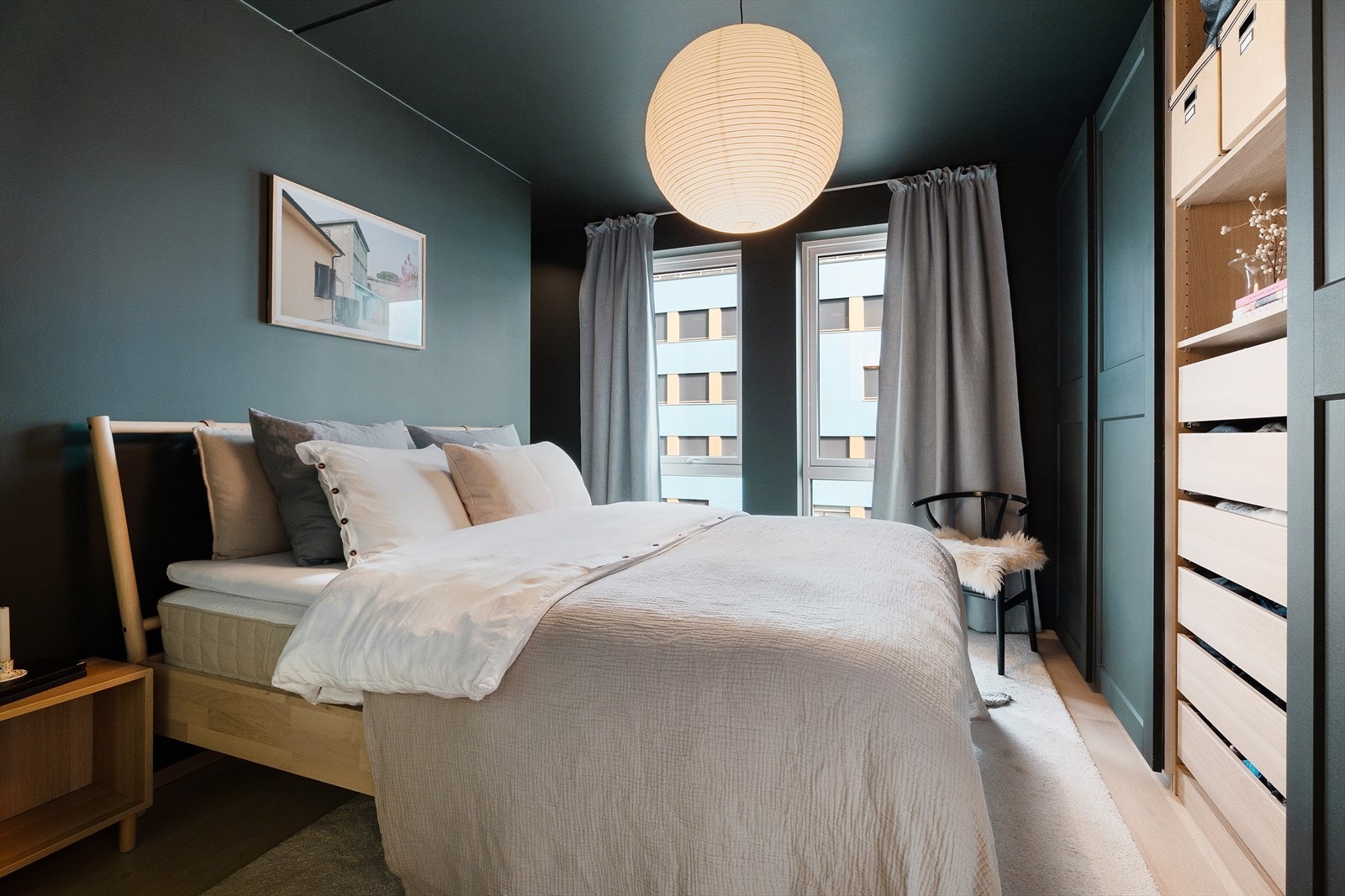 Hyggelig hovedsoverom med god plass til dobbeltseng, nattbord og oppbevaring. Det er også plass til barneseng. Galleribilde