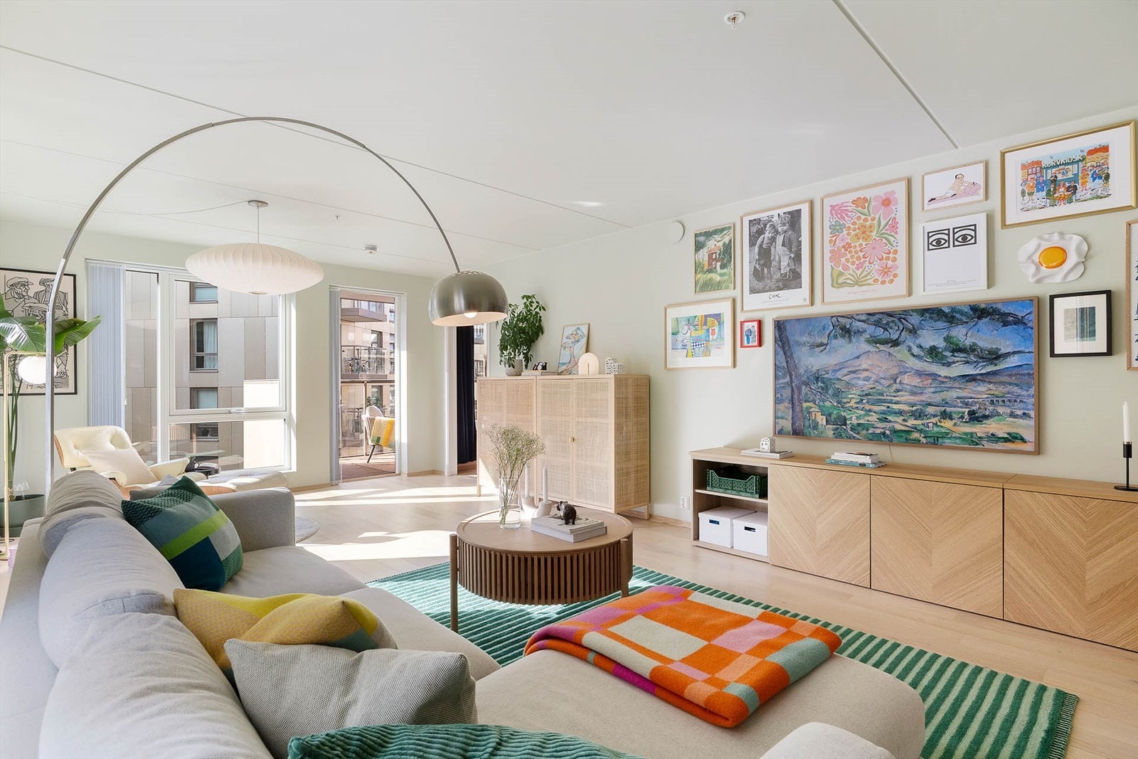 Stuen har god plass til både sofagruppe og spiseområde hvis ønskelig. Galleribilde