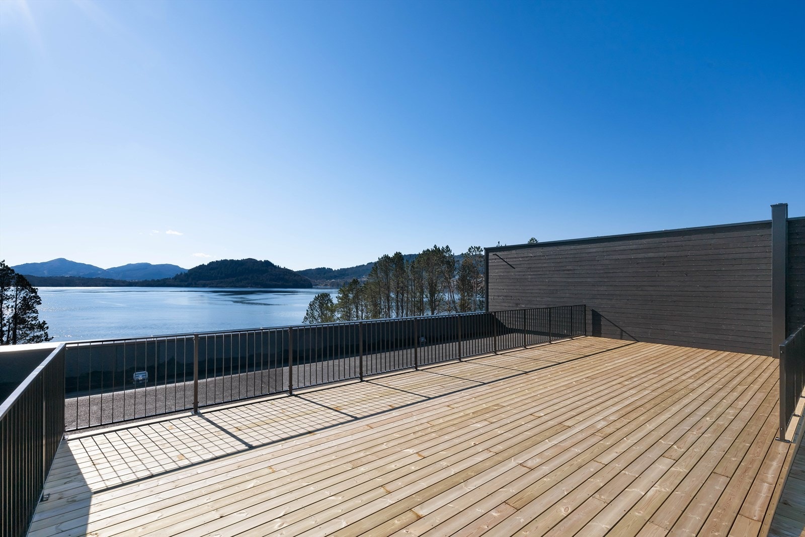 Takterrassen befinner seg rett ved siden av leiligheten. Galleribilde
