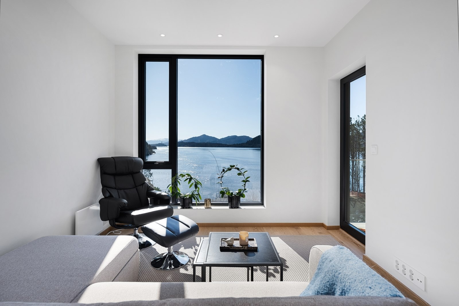 Fra stuen er det fantastisk utsikt over Alversundet og Flatøy. Galleribilde