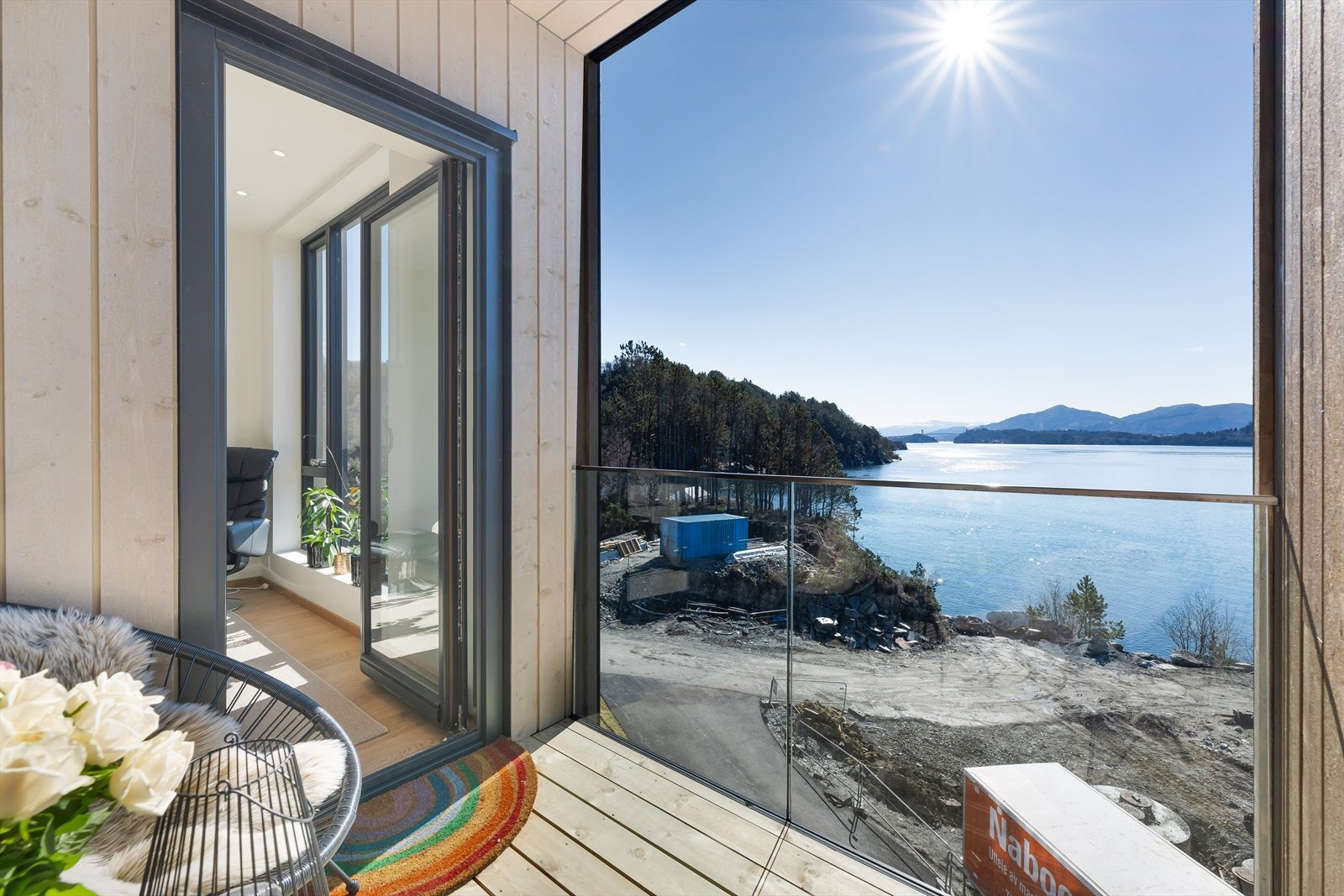 Nyt sol og utsikt fra balkongen, her er det god plass til møblement for to. Galleribilde